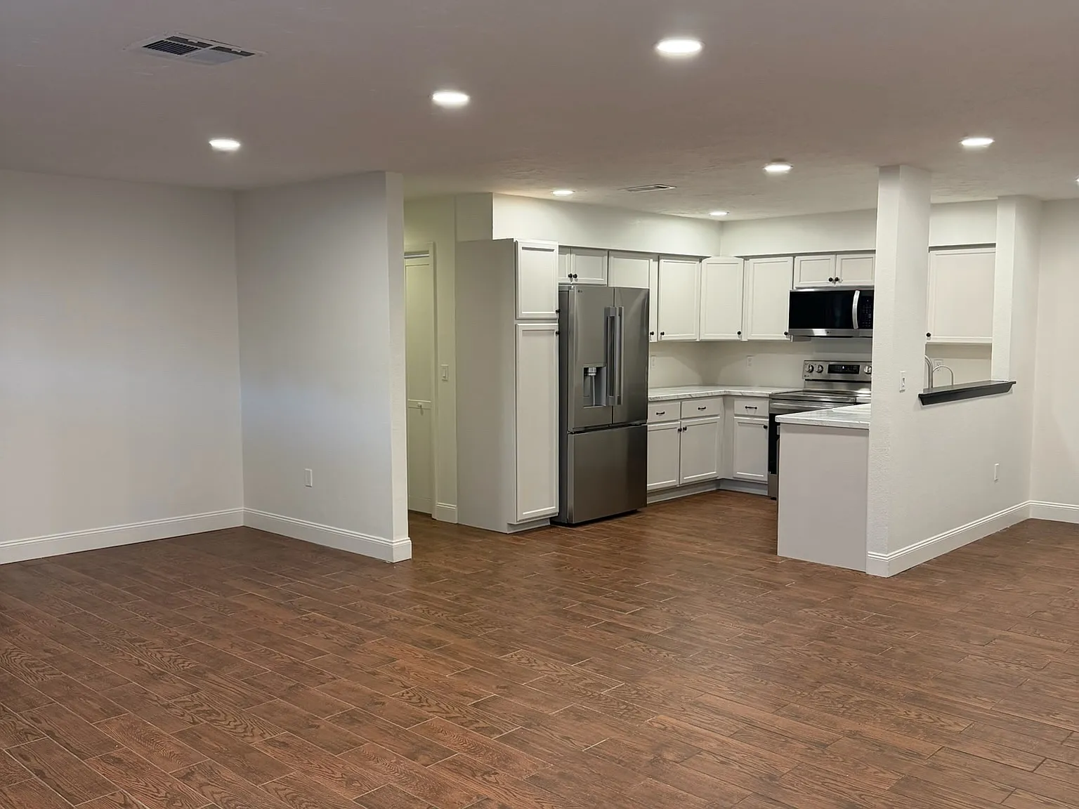 3 bed, 1900 sqft, $3,195 — Photo 3