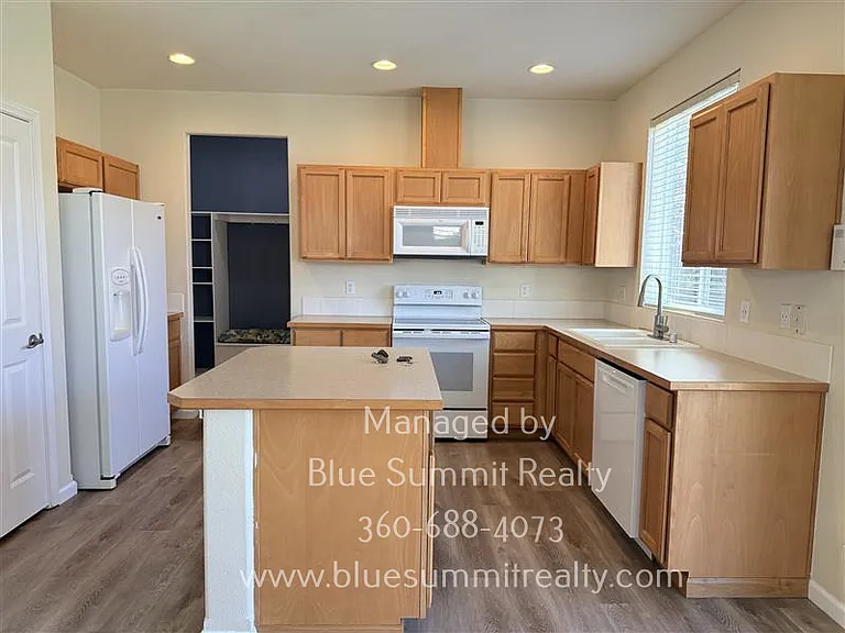 3515 Becket St NE — Photo 5
