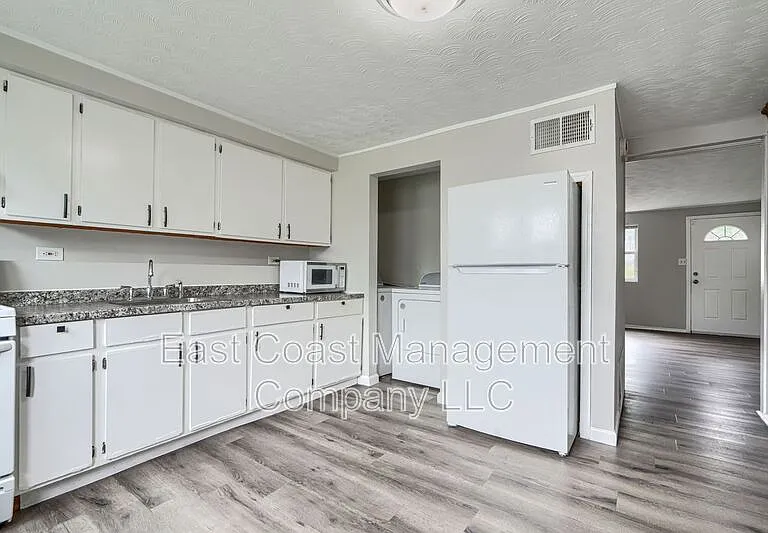 902 Catawba Ct — Photo 2