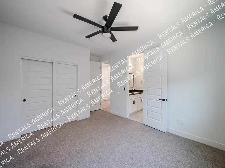 2418 E Amelia Ave — Photo 32