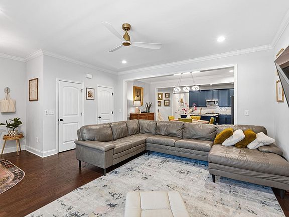 4th image of 32 Peckham St