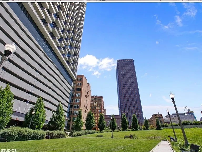 235 W Van Buren St #1408 — Photo 14