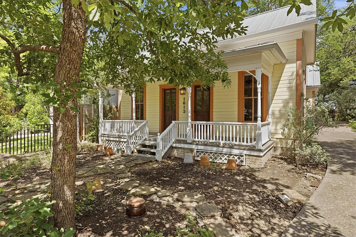 Building Photo - 1613 Drake Ave