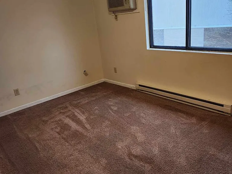 915 W Hill Ave — Photo 2