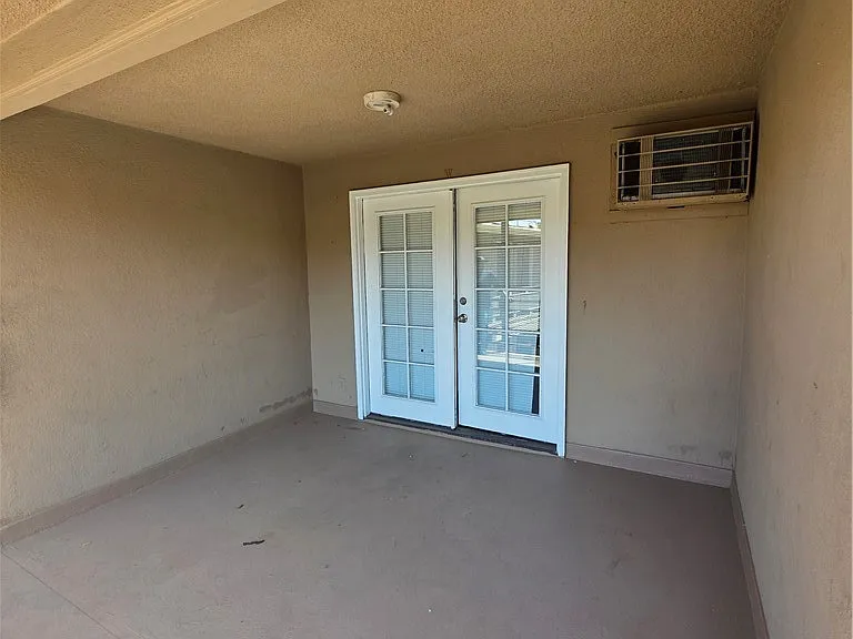 7490 Magnolia Ave #W — Photo 2