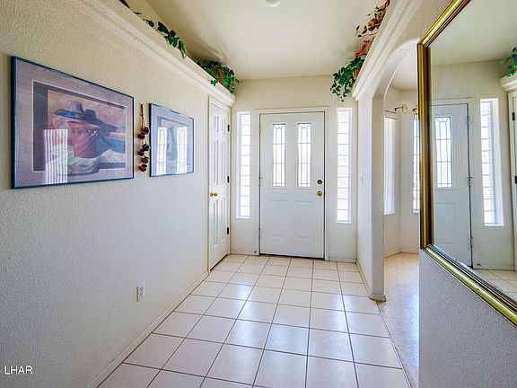 4th image of 3042 Caravan Dr