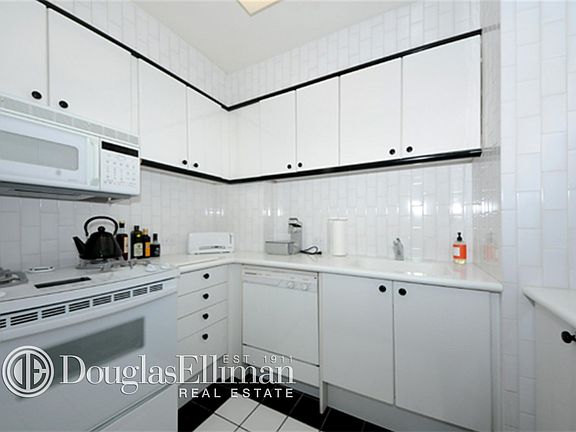 5th image of 150-156 W 56th St APT 4211