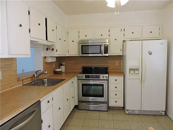 4th image of 325 SE 11th Ter APT 403