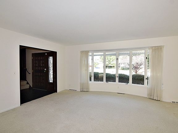 5th image of 1216 Foxglove Dr