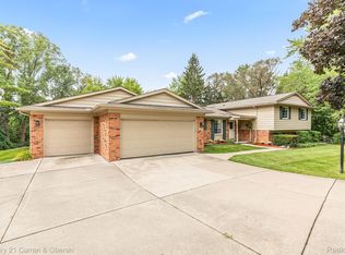 4372 Macqueen Dr, West Bloomfield, MI 48323
