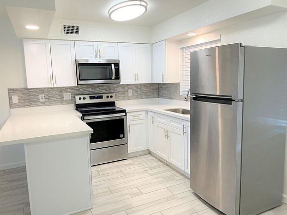 3rd image of 307 W Mariposa St