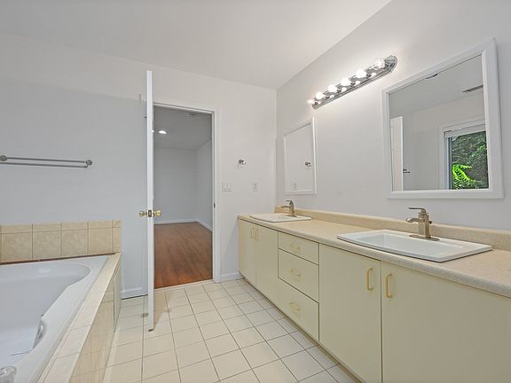2nd image of 19 Larissa Ln #19LARISSA