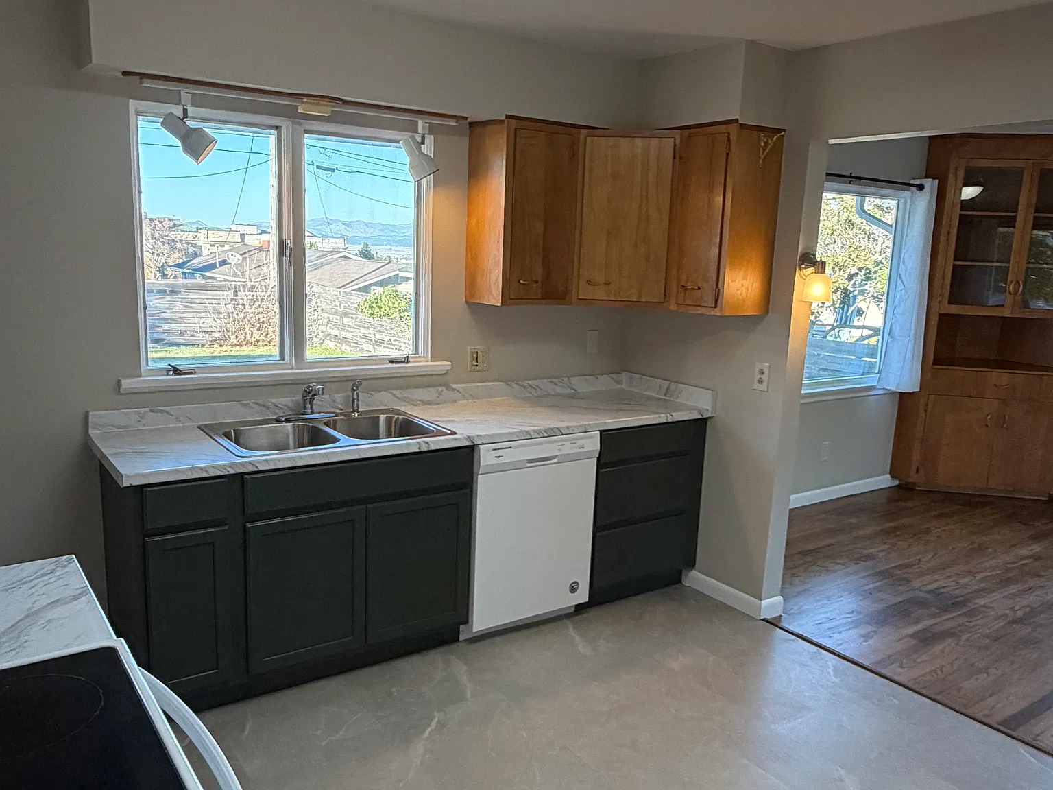 3 bed, 1096 sqft, $2,400 — Photo 3