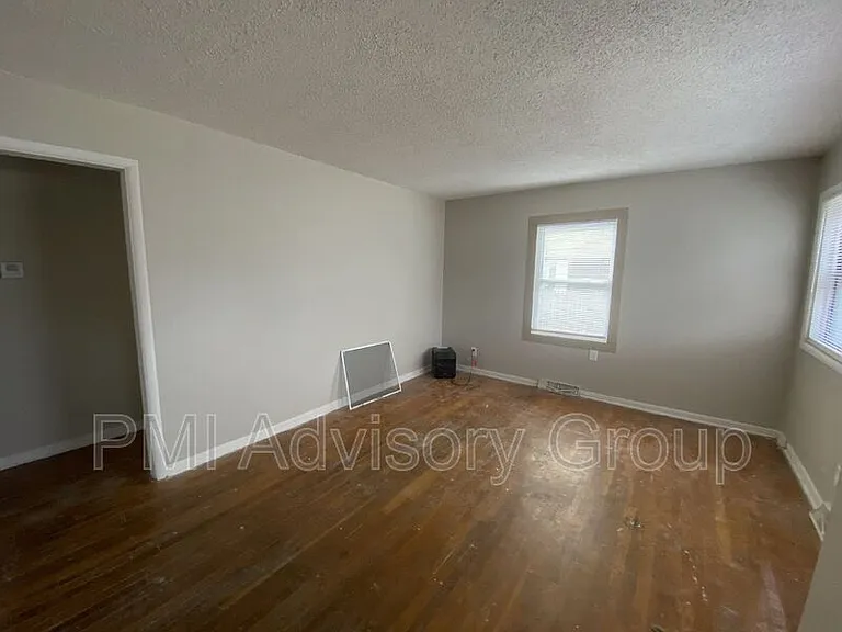 409 SE 34th St — Photo 9