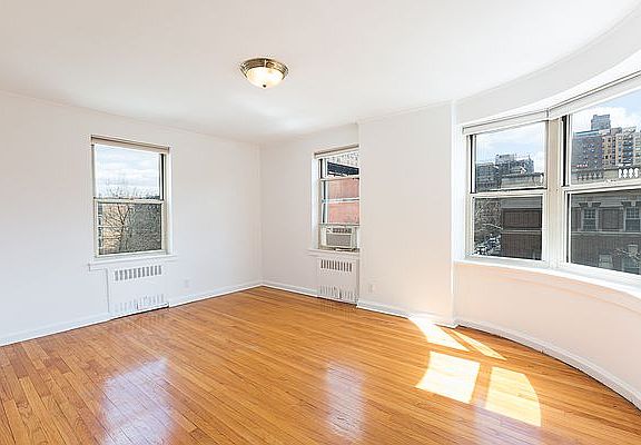 3rd image of 100 8th Ave APT 4C
