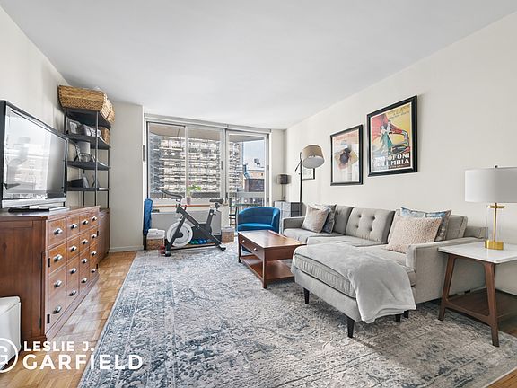 3rd image of 201 W 72nd St APT 11F