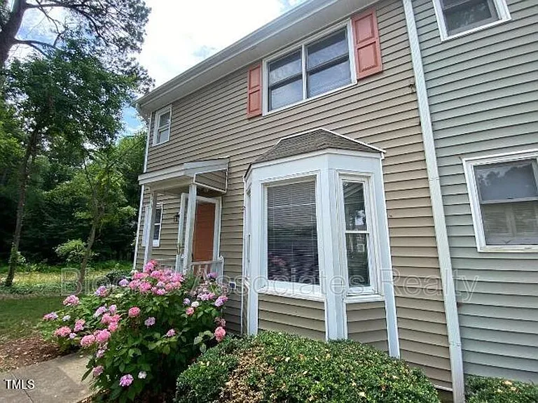 553 Darby Glen Ln — Photo 1