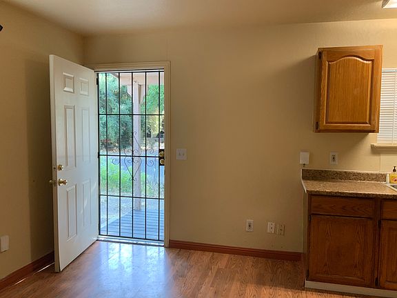 5th image of 2534 Robindale Ave