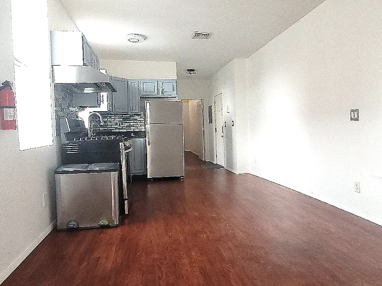 100 Maple St #2L — Photo 2