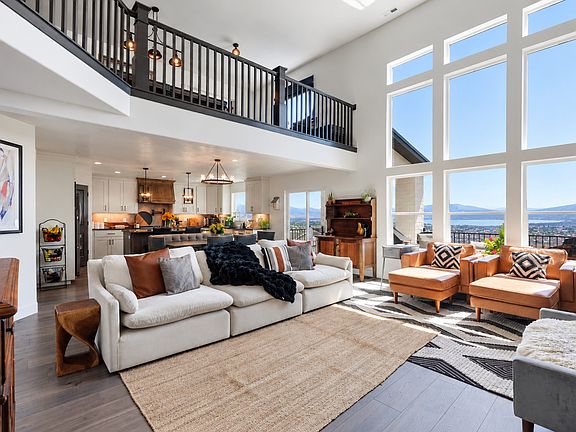 2nd image of 1027 W Seasons View Ct