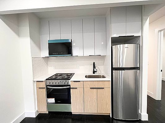 2nd image of 2102 Regent Pl #2N