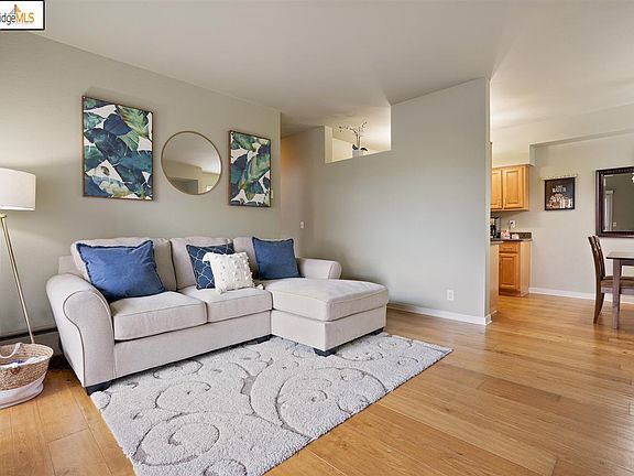 5th image of 143 Shoreline Ct