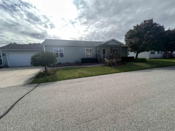 903 South Eastown Manor, Elkhorn, WI 53121