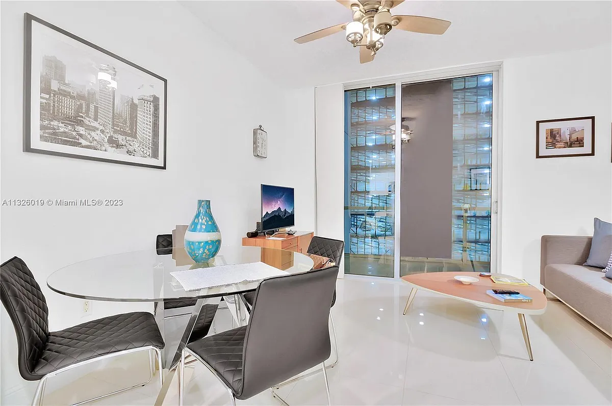 Building Photo - 1060 Brickell Ave #405