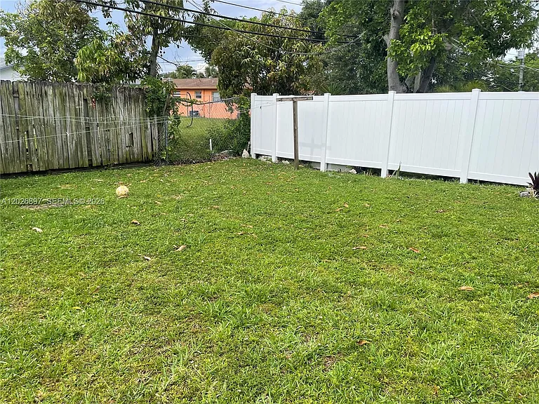 825 SW 9th St #1 — Photo 14