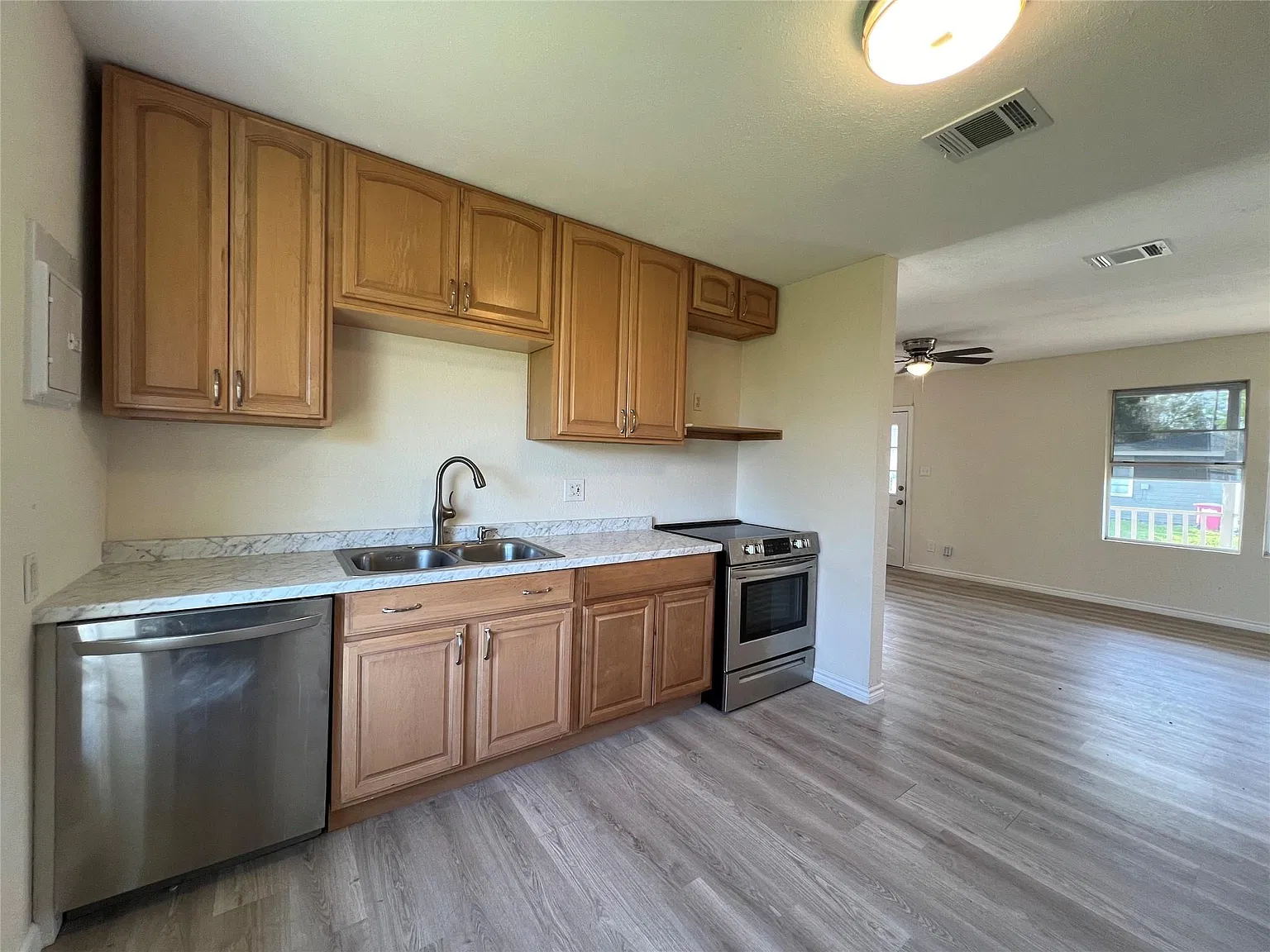 3 bed, 1.0 bath, 696 sqft, $1,200 — Photo 4