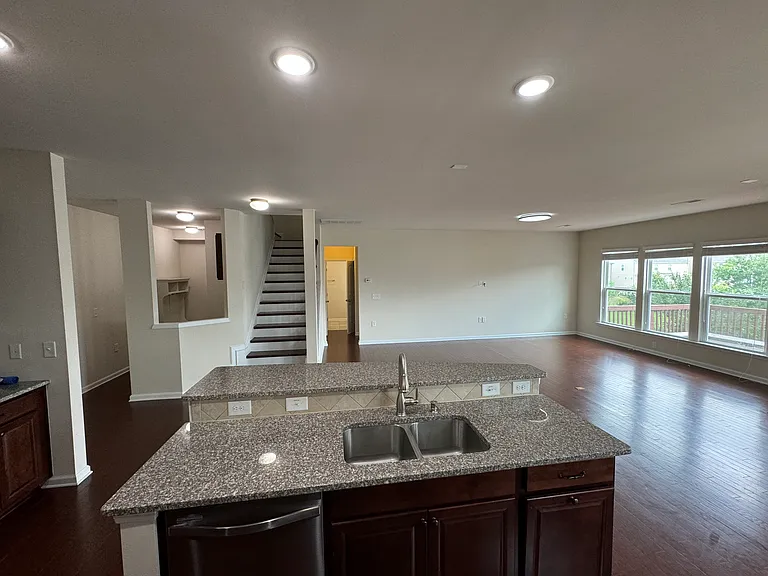 925 Lemster Ln — Photo 22