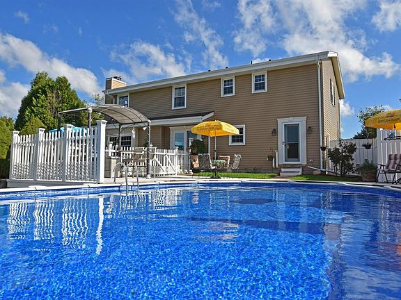 3rd image of 302 Morrissey Dr