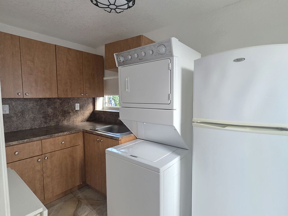 2nd image of 125 SW 32nd Court Rd #2