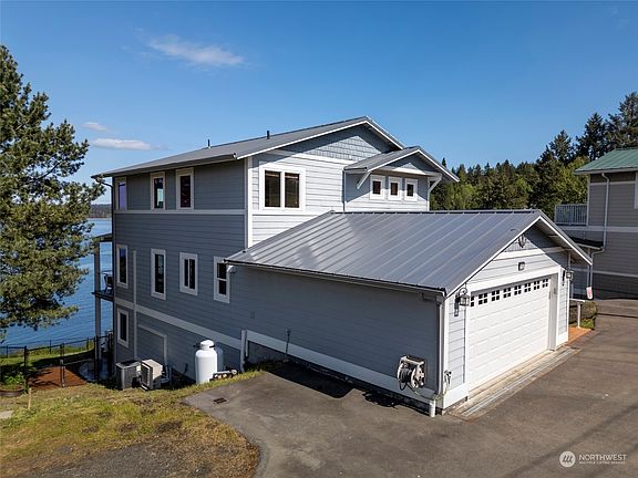 3rd image of 2232 Island Drive NW