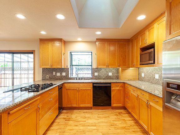 Huge chef's kitchen! Gas cooktop and double oven.