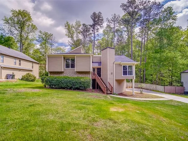 2218 Woodfern Dr — Photo 1