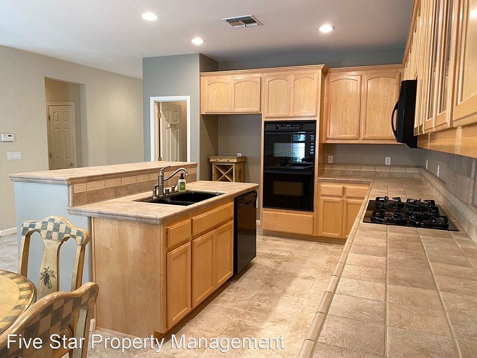 1st image of 1329 Oak Leaf Cir