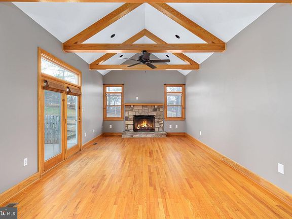 3rd image of 203 Oak Hill Dr