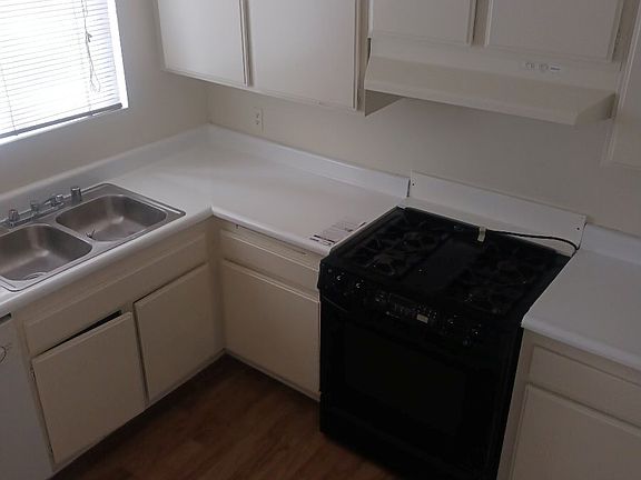 5th image of 7107 Kester Ave #113