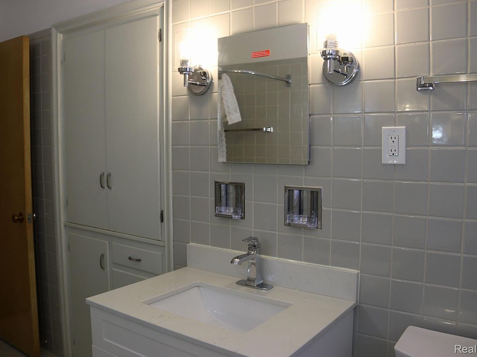 18147 Melrose Ave, photo 11