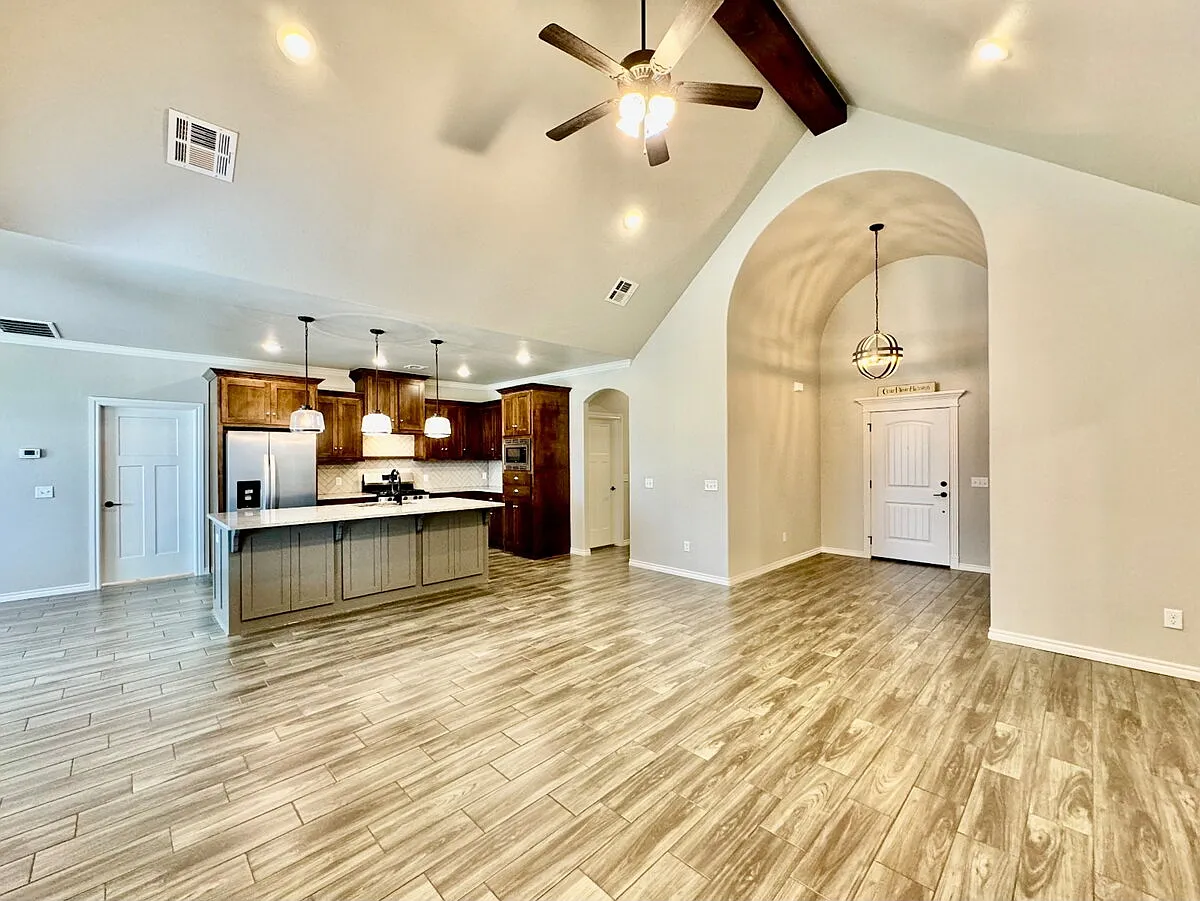 4 bed, 2.0 bath, 2200 sqft, $2,595 — Photo 3