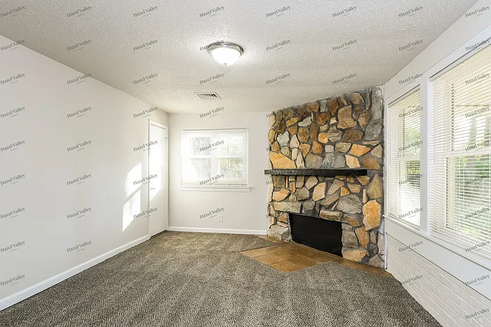 16 Saint Laurence Dr — Photo 8