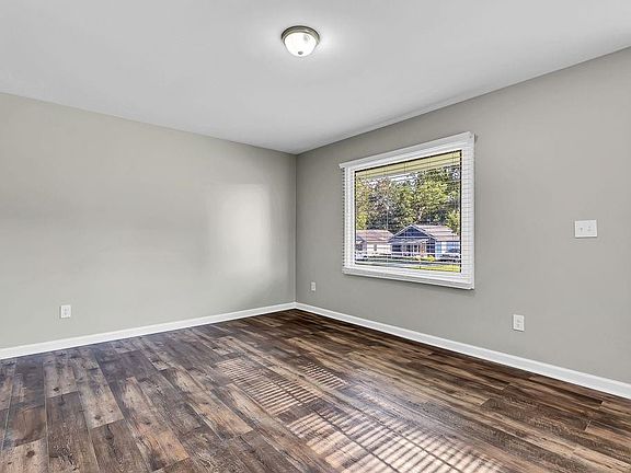 5th image of 1045 Elwood St