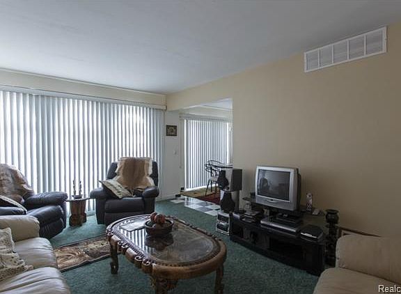 3rd image of 492 N Bryar St