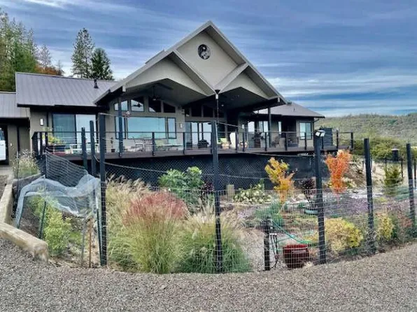 593 Ironwood Dr, Eagle Pt, OR 97524