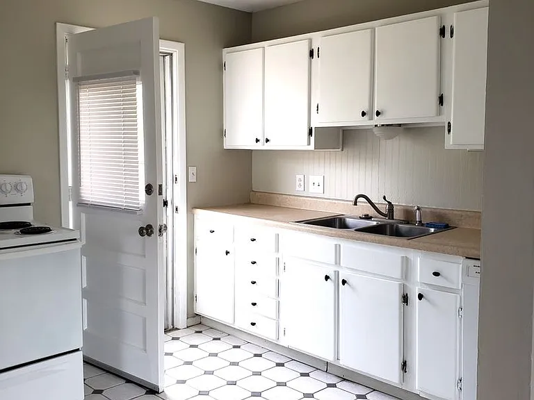 1220 W Patterson Ave — Photo 5