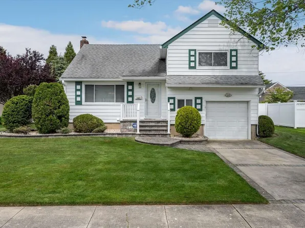 22 Oxford Avenue, Massapequa, NY 11758