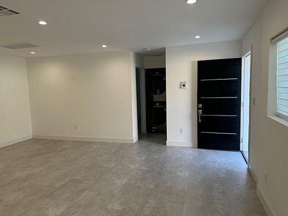 3rd image of 932 E Olive Ave