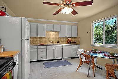 Updated kitchen w/ nook