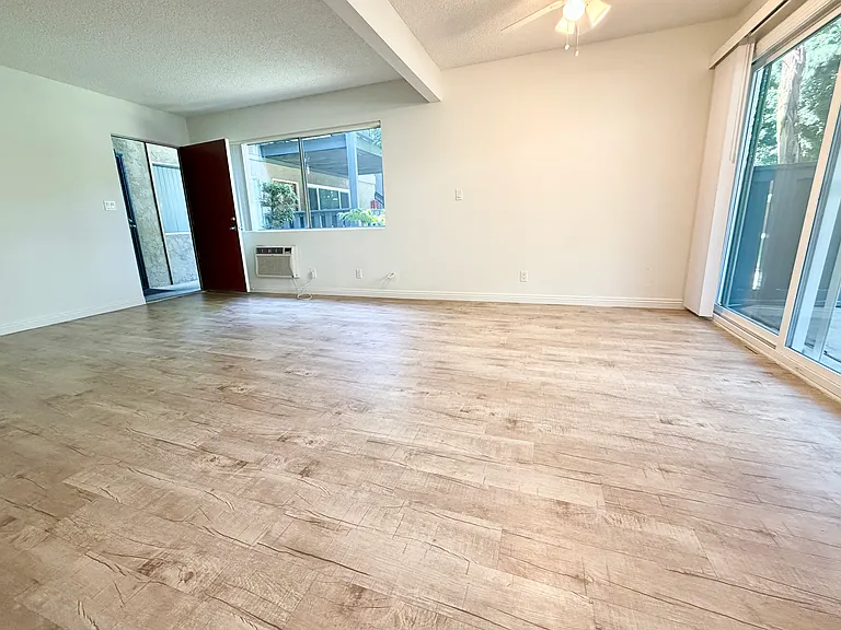Pinewood Park Apartments — Photo 16